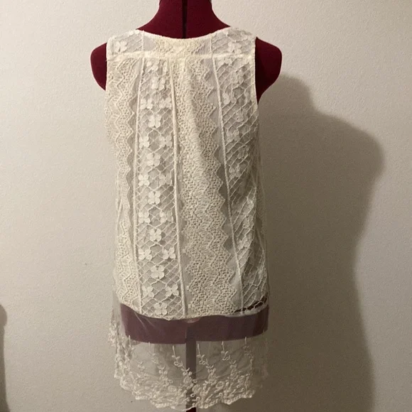 Band of Gypsies Boho Sheer
Lightweight lace lined Vest Size M cream/ivory color - Picture 2 of 11